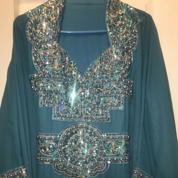 Modest dress - Picture 1 of 5